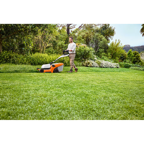 Set tosaerba a batteria Stihl RMA 448 PV / con batterie AP 30, AP 300 S e caricabatterie AL 301