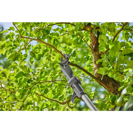 Gardena Akku-Teleskop-Baumschere HighCut 250/18V P4A  / Ready-To-use / Set